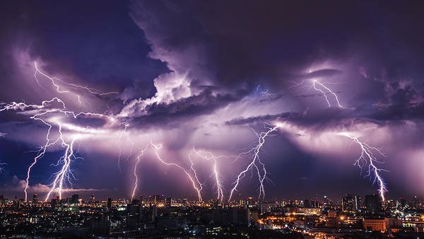 صواعق رعدية تضرب