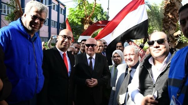 محافظ قنا