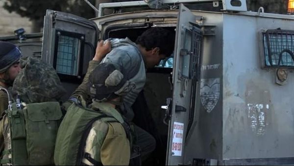 اعتقال 12 فلسطينيًا